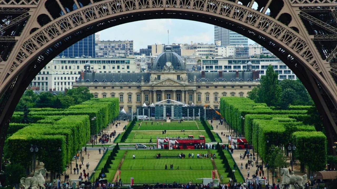 22. Champs de Mars Area Street, Paris (France)